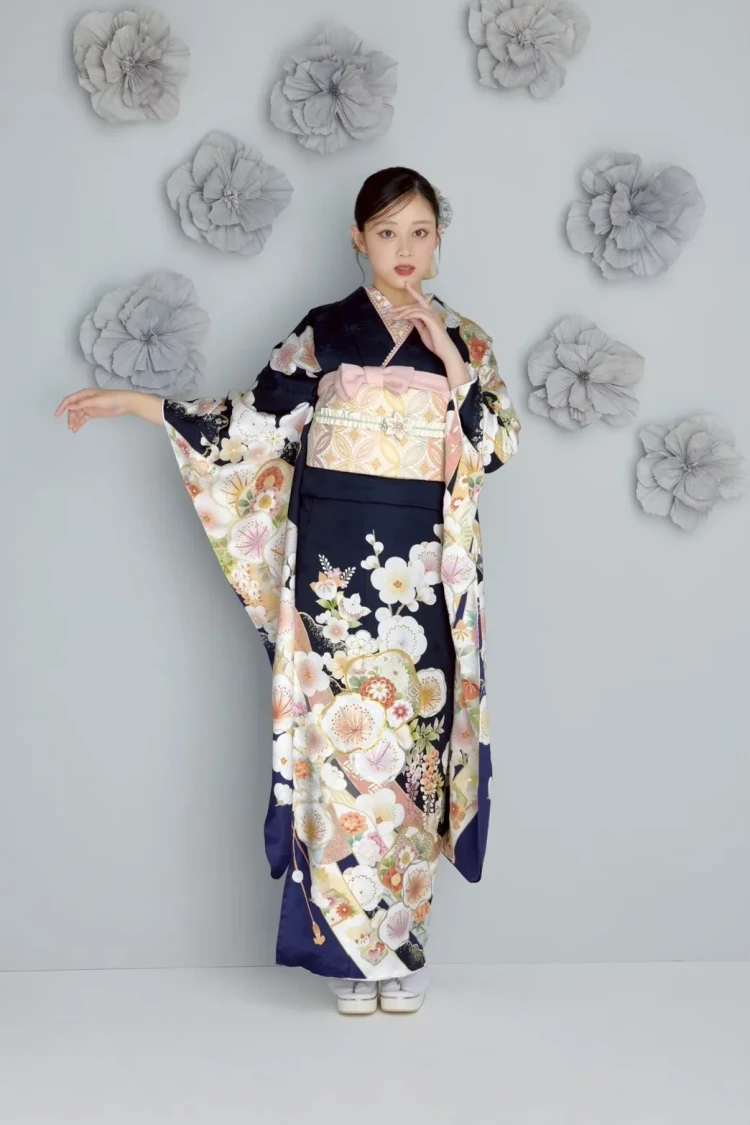 ネイビーの振袖に白や淡色の花柄が映える上品で大人っぽい成人式スタイル