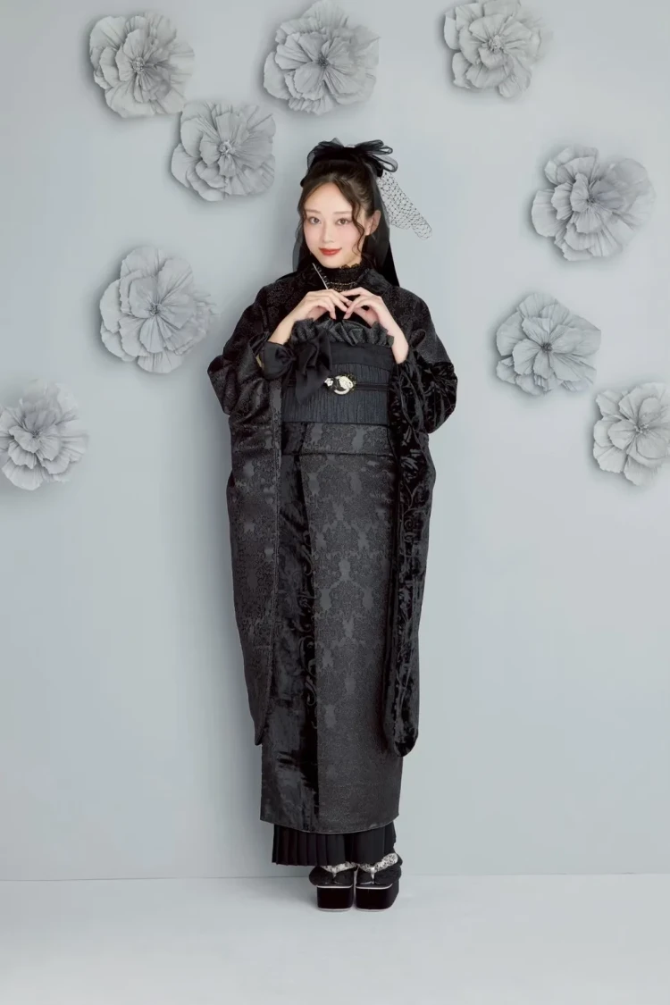 黒のワントーン振袖にレース風デザインを合わせたシックでモードな成人式コーディネート