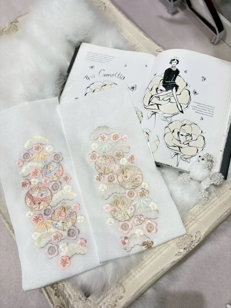  刺繍入り半衿の上品でくすみカラーな振袖コーデ小物