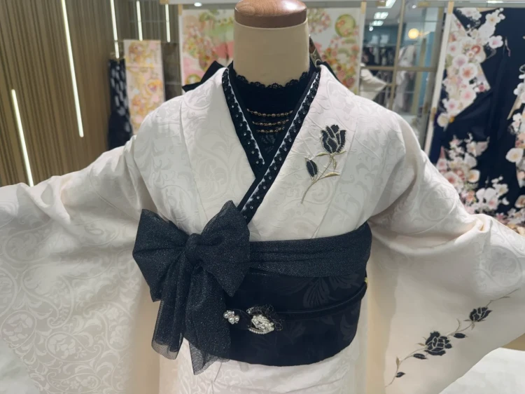 白地に黒の薔薇柄が入った振袖に黒帯リボンを合わせたモード系振袖コーディネート