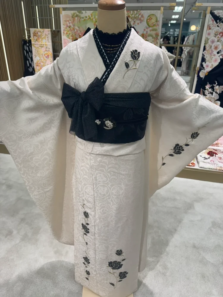 白地に黒の薔薇柄が入った振袖に黒帯リボンを合わせたモード系振袖コーディネート