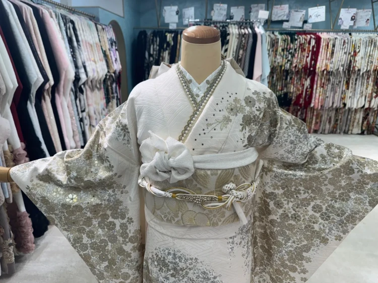 白×ゴールドの振袖のコーディネート。花柄デザインとビジュー半衿の上品な成人式style