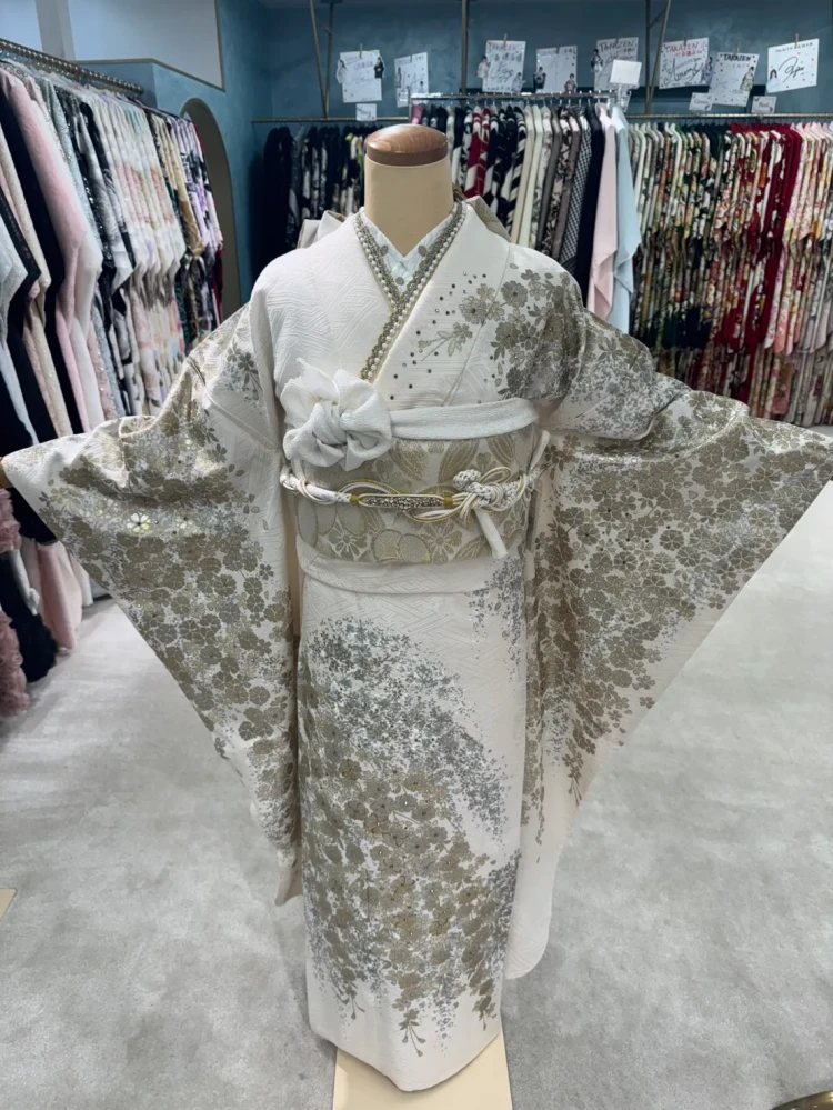 白×ゴールドの振袖のコーディネート。花柄デザインとビジュー半衿の上品な成人式style