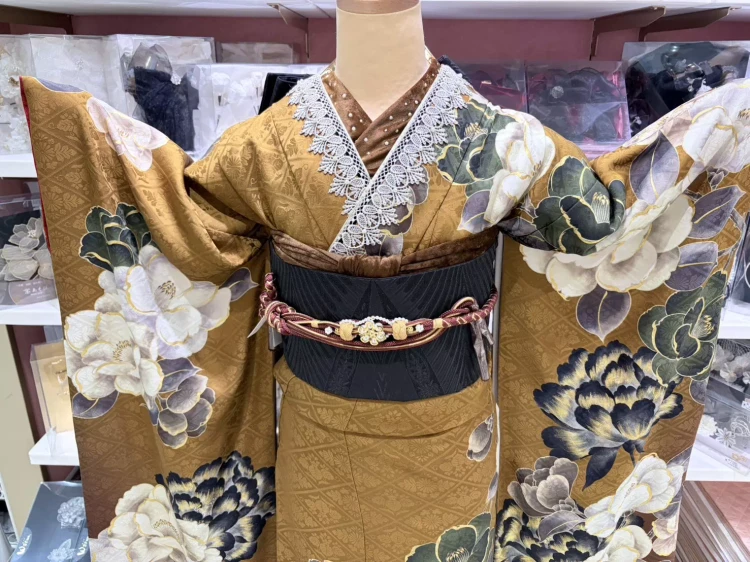 TAKAZEN姫路店のブラウンカラーの大人っぽい振袖。上品さのある大柄の花柄。