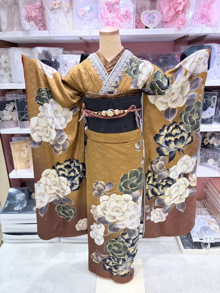 TAKAZEN姫路店のブラウンカラーの大人っぽい振袖。上品さのある大柄の花柄。