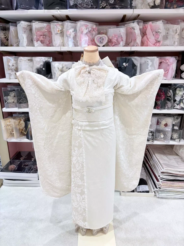 TAKAZEN姫路店のくすみカラーのお振袖。アイボリー系の白のお振袖でリボンやレースインナーを合わせてオシャレにコーデ。