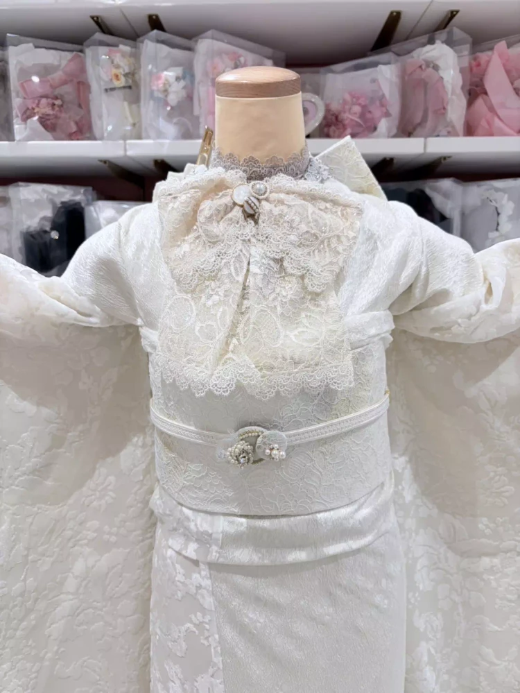 TAKAZEN姫路店のくすみカラーのお振袖。アイボリー系の白のお振袖でリボンやレースインナーを合わせてオシャレにコーデ。