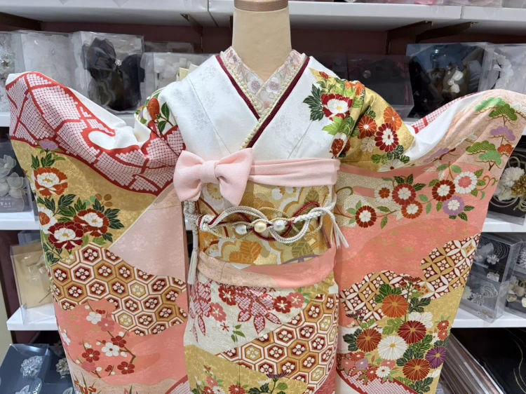 TAKAZEN姫路店のプレミアム古典振袖。吉澤織物の伝統的なお振袖。サーモンピンクを基調に小花が描かれた可愛いお振袖。