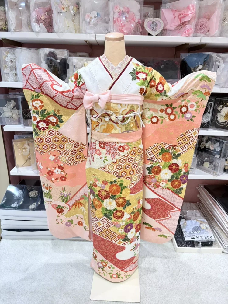 TAKAZEN姫路店のプレミアム古典振袖。吉澤織物の伝統的なお振袖。サーモンピンクを基調に小花が描かれた可愛いお振袖。