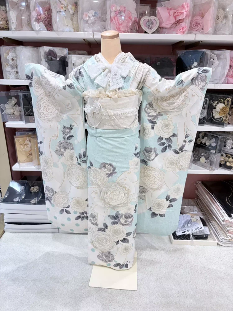 TAKAZEN姫路店のsyネルカラーのお振袖。くすみカラーのお振袖で小物は白で統一しおしゃれカワイイ振袖。