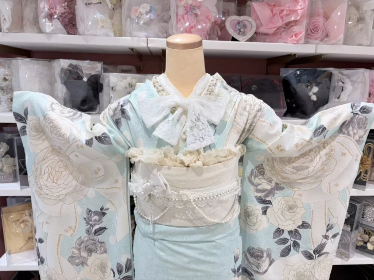 TAKAZEN姫路店のsyネルカラーのお振袖。くすみカラーのお振袖で小物は白で統一しおしゃれカワイイ振袖。