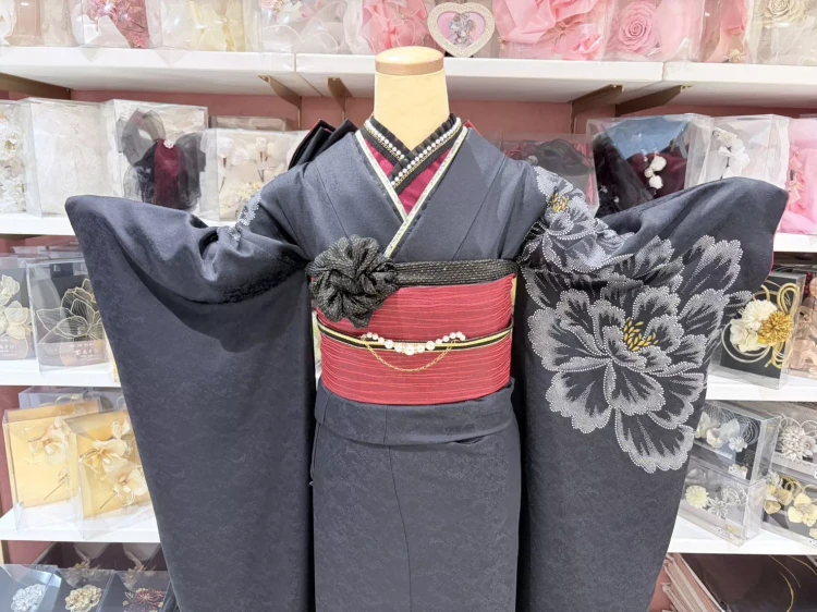 TAKAZEN姫路店のかっこいい黒×赤のお振袖コーデ。黒地に大胆な花柄。シンプルでおしゃれなお振袖。