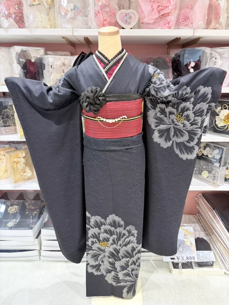 TAKAZEN姫路店のかっこいい黒×赤のお振袖コーデ。黒地に大胆な花柄。シンプルでおしゃれなお振袖。