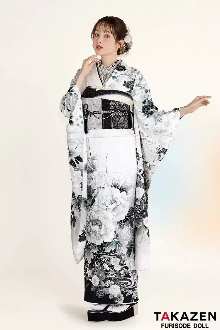 正統派古典のお振袖。モノトーンコーデで引き締まったカッコいいお振袖。伝統的な流水紋様などが描かれたお振袖。
