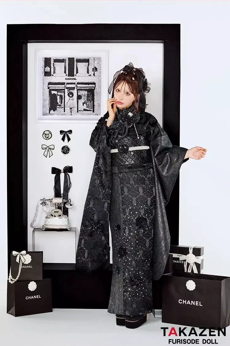 TAKAZENオリジナルのシュシュ。ワンホンスタイルのオールブラック振袖。レース×ジャガード生地でできた振袖。