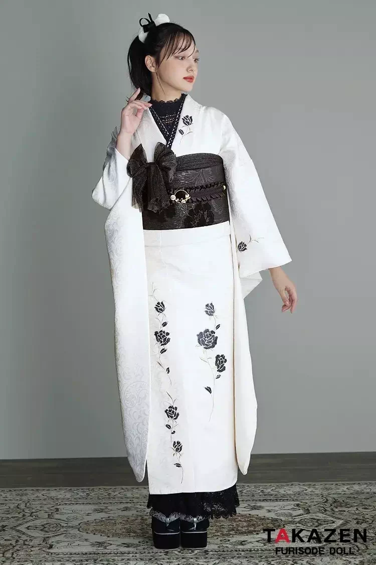 白地にバラの刺繍が入ったシンプルでおしゃれなお振袖。
