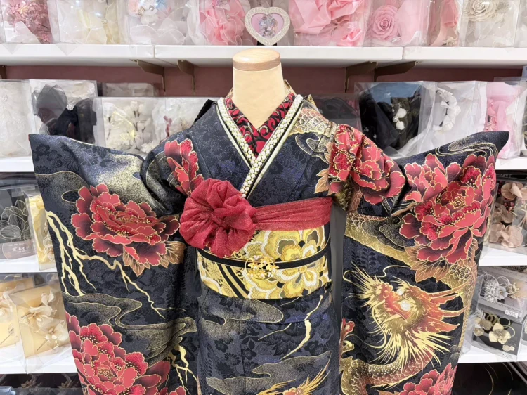 TAKAZEN姫路店の黒地に赤の大柄の花と大胆な龍が描かれた迫力満点のお振袖