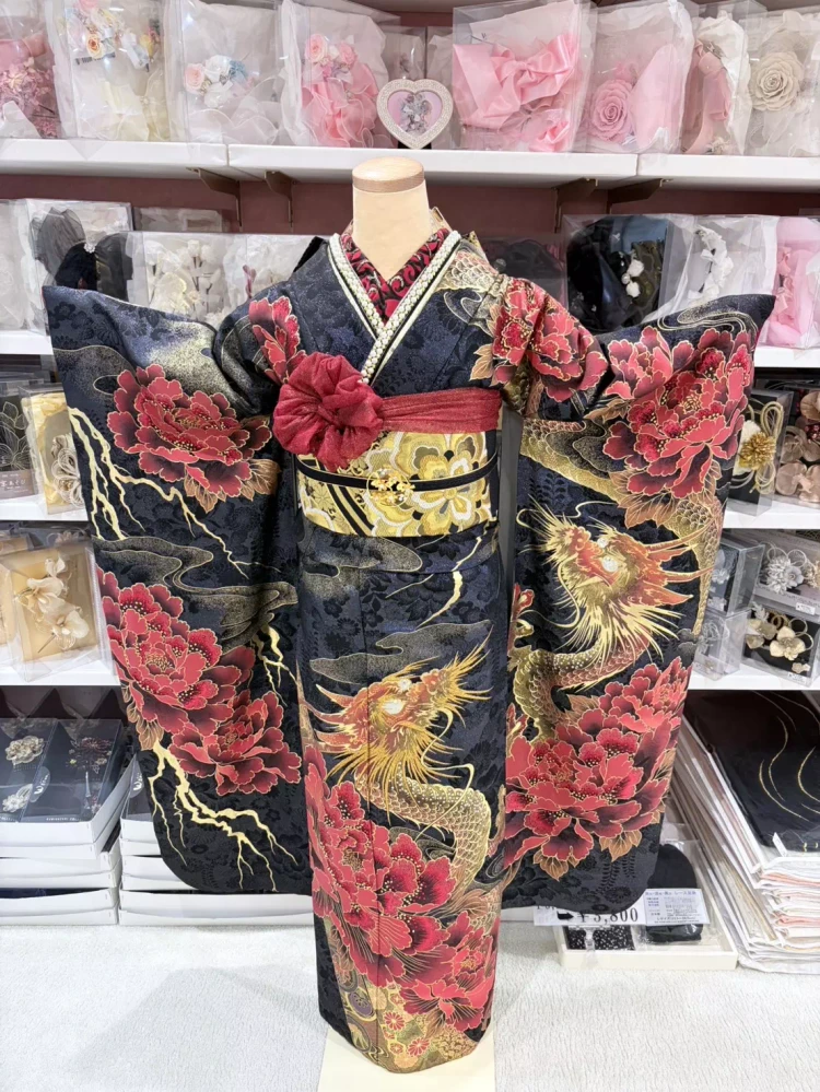 TAKAZEN姫路店の黒地に赤の大柄の花と大胆な龍が描かれた迫力満点のお振袖