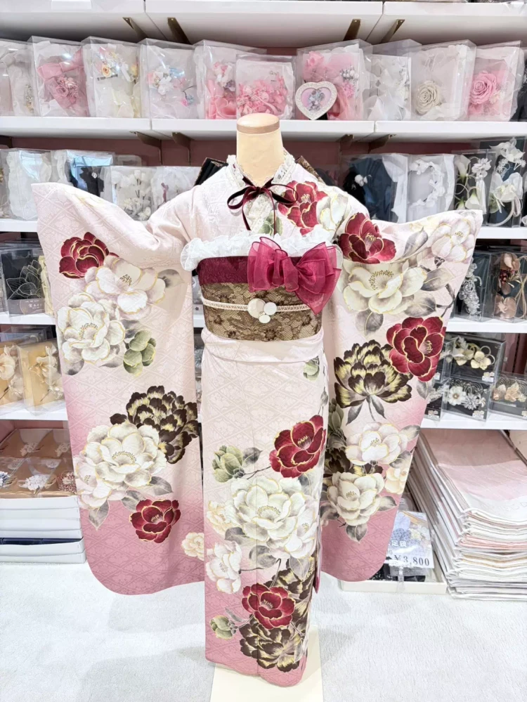 TAKAZEN姫路店のピンク地に椿柄のガーリーなお振袖。