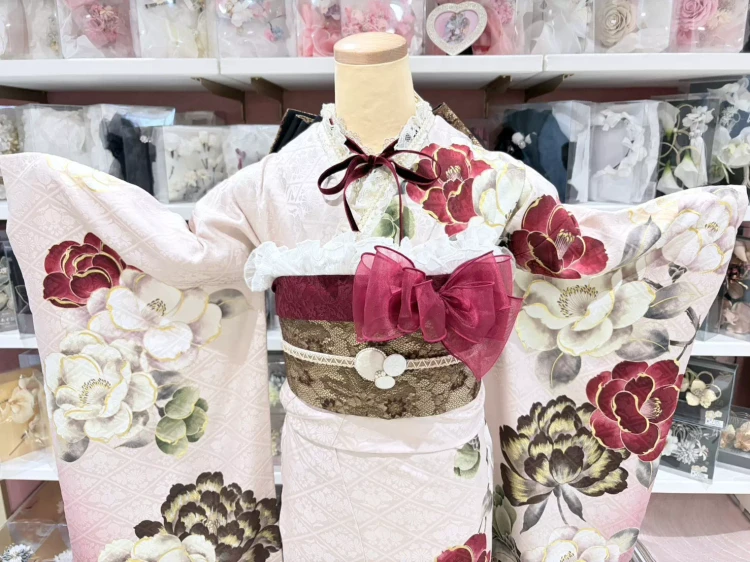 TAKAZEN姫路店のピンク地に椿柄のガーリーなお振袖。