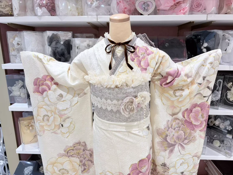 TAKAZEN姫路店のくすみカラー振袖。イマドキ感たっぷりのナチュラルなピンクベージュの花柄があしらわれたお振袖。