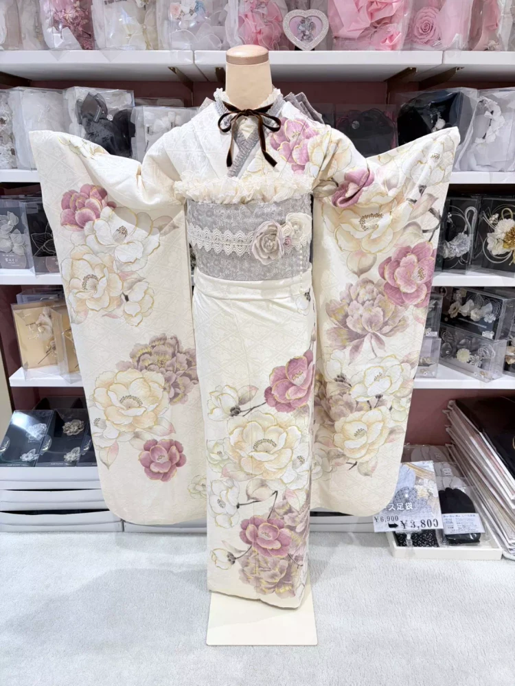 TAKAZEN姫路店のくすみカラー振袖。イマドキ感たっぷりのナチュラルなピンクベージュの花柄があしらわれたお振袖。