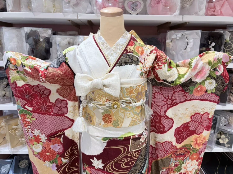 TAKAZEN姫路店の赤をベースにした牡丹や桜などが描かれている正統派古典のお振袖。