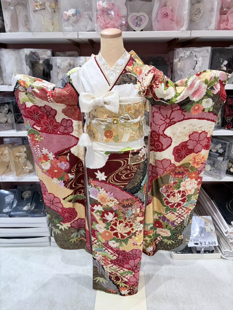 TAKAZEN姫路店の赤をベースにした牡丹や桜などが描かれている正統派古典のお振袖。