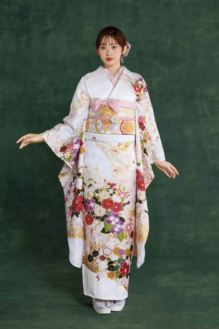 白ベースに王道古典柄は低身長さんの味方！可愛くて格式のあるお振袖。