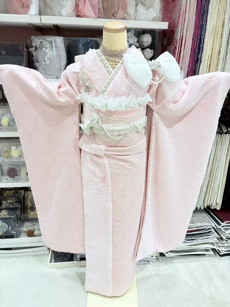 TAKAZENオリジナルのシュシュ。ファーで出来たふわふわなお振袖でプードルをイメージして作られている。