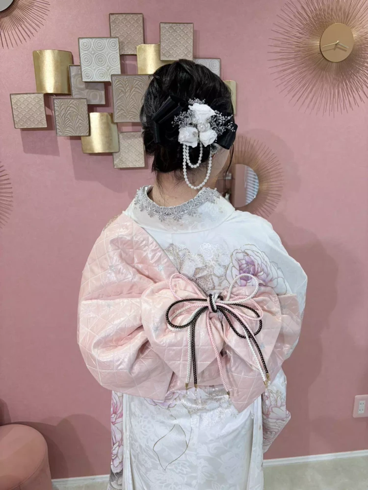 立て矢結び。斜めにリボンのような結び方をした帯。