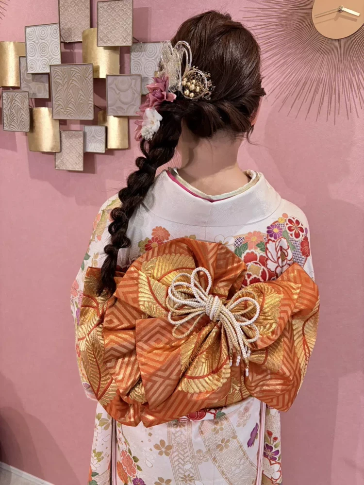 八重結び  重ねるように結ぶ方法で  帯の形状を複数の層にする結び方の帯。