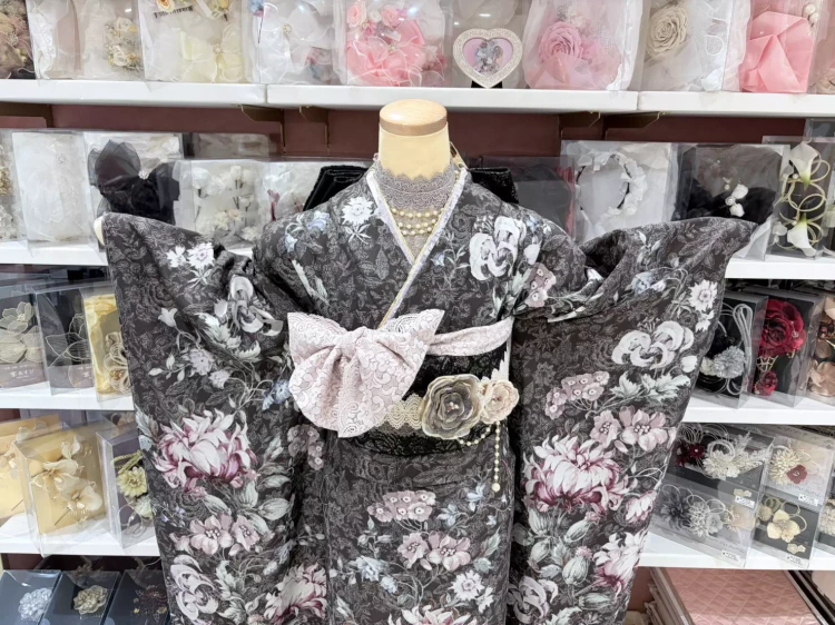 くすみグレーのアンティーク調のレトロ可愛いお振袖