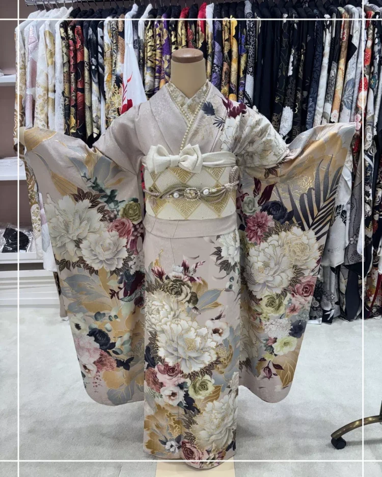 TAKAZEN神戸旧居留地ピンク地に華やかなデザインのくすみ古典のお振袖紹介