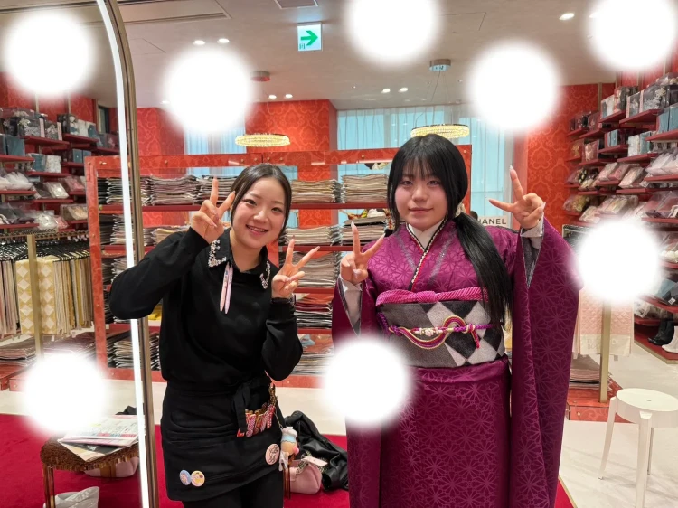 結婚式でご着用のかっこいいヴィンテージスタイル無地系振袖のコーディネートご紹介