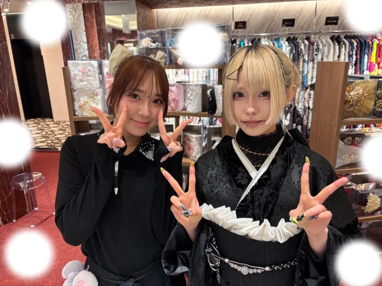 TAKAZEN東京表参道店Flagshipで黒色のくすみカラーの振袖をレンタルデご契約いただいたお客様の紹介。