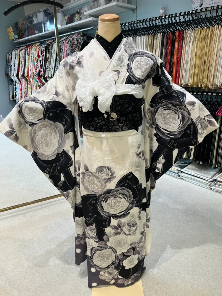 TAKAZEN堺店で展示しているリボンの黒白のTAKAZENオリジナル振袖
