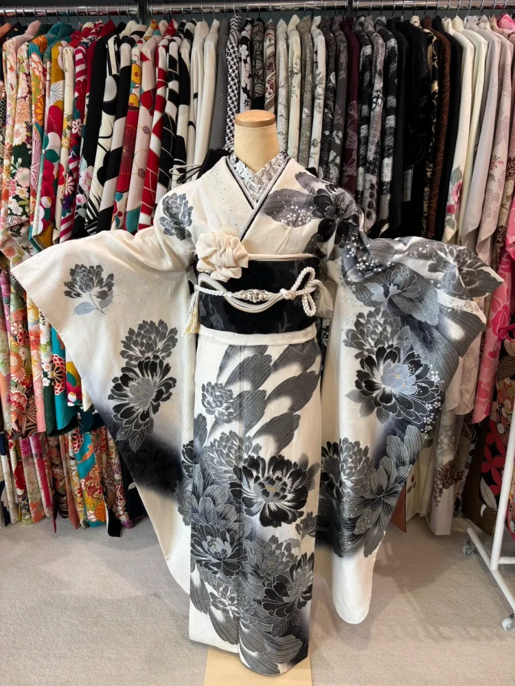 成人式　振袖レンタル　モード　牡丹柄　かっこいい系振袖　スワロフスキー付き