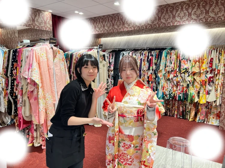 TAKAZEN東京表参道店Flagshipで赤色の華やかな振袖に赤色の小物でまとめたコーディネートをレンタルでご契約いただいたお客様のご紹介。