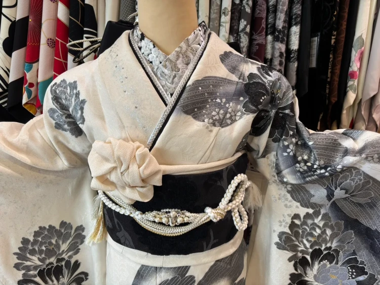 成人式　振袖レンタル　モード　牡丹柄　かっこいい系振袖　スワロフスキー付き