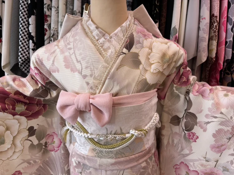 白とピンクの椿柄でガーリーなくすみカラーのお振袖