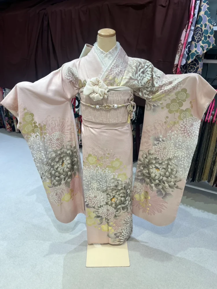 TAKAZEN堺店に展示しているピンクの振袖