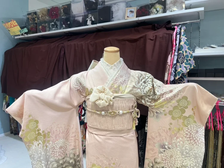 堺店で展示しているピンク色の牡丹柄お振袖