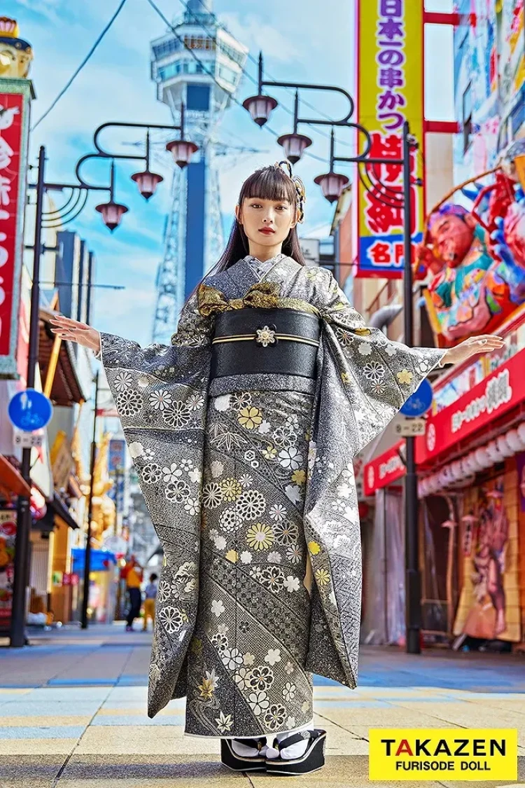 TAKAZENのレンタル振袖 ヴィンテージスタイルのグレー色の大人っぽいコーディネート例