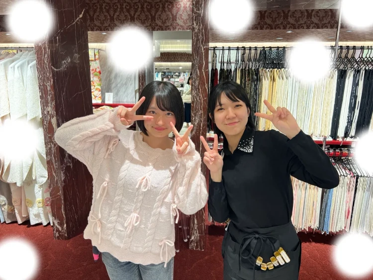 TAKAZEN東京表参道店Flagshipでピンク色のキラキラシュシュの振袖をご契約いただいたお客様の紹介。