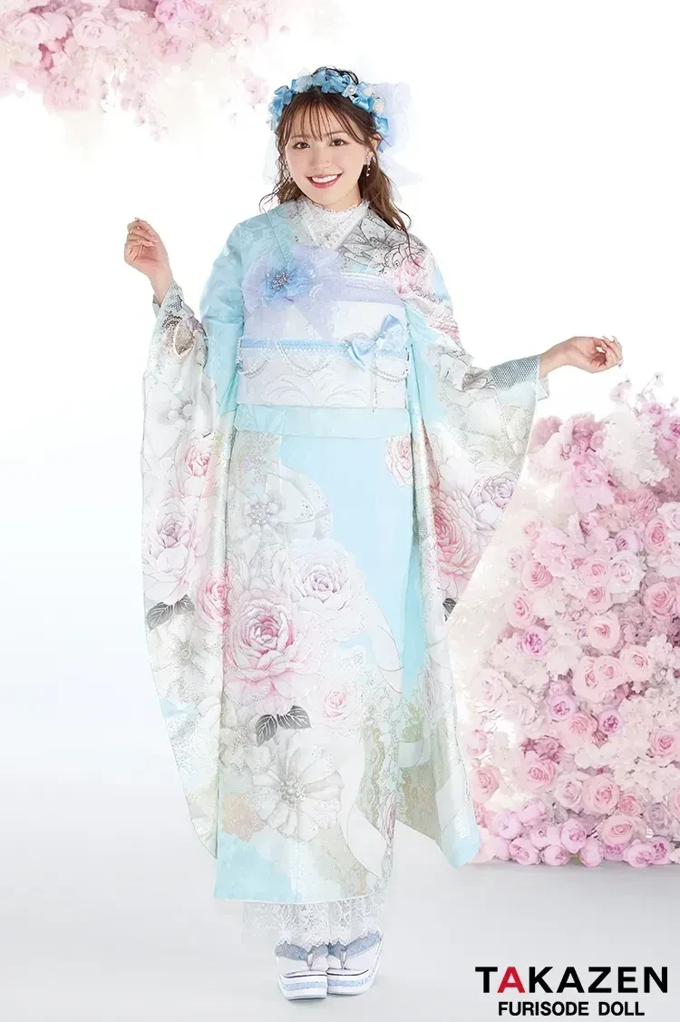 TAKAZEN東京表参道店Flagshipでアイドル好きのお嬢様に向けたアイドル風な振袖とそのコーディネートの紹介。青、水色振袖