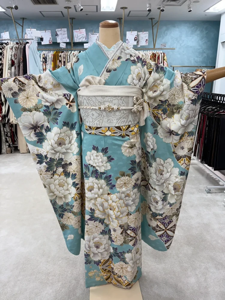 古典柄でくすみブルーお振袖のコーデ