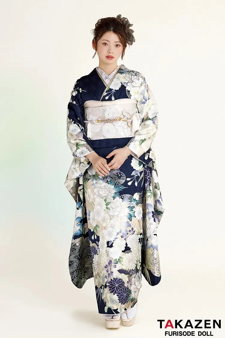 TAKAZEN東京表参道店Flagshipでレンタルできる紺色の上品な菊柄の振袖紹介。柄が沢山入っているのでとても華やかな振袖です。
