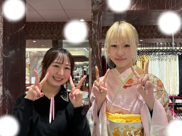 TAKAZEN東京表参道店Flagshipでピンクの正統派古典振袖、鞠柄の振袖をご契約いただいたお客様の紹介。