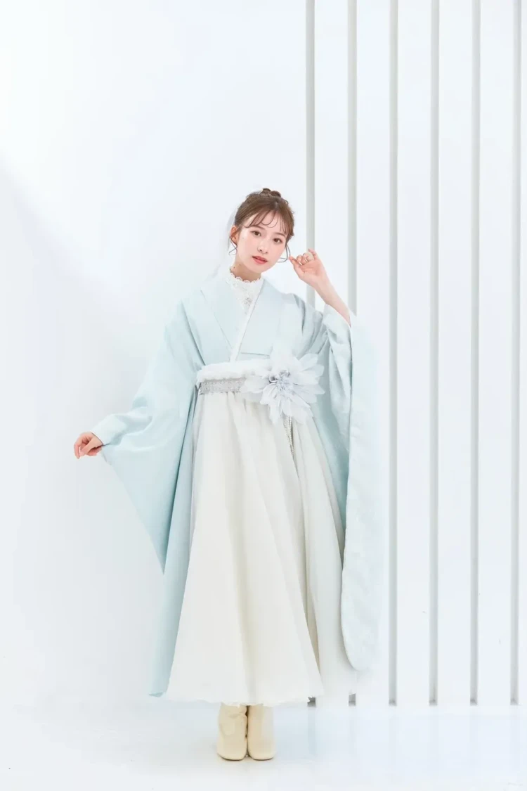 淡いブルー袴の全身コーディネート・ナチュラルで上品な卒業式スタイル